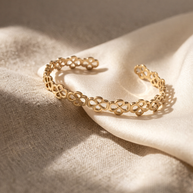 Pulsera tipo brazalete dorado de aros de flores