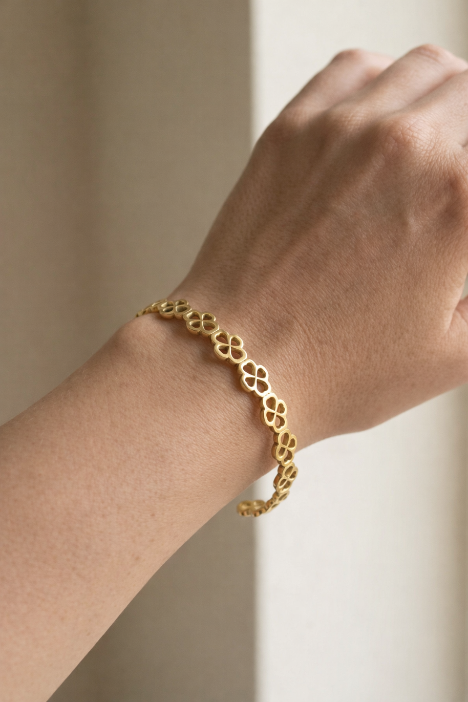 Pulsera tipo brazalete dorado de aros de flores