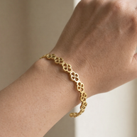 Pulsera tipo brazalete dorado de aros de flores