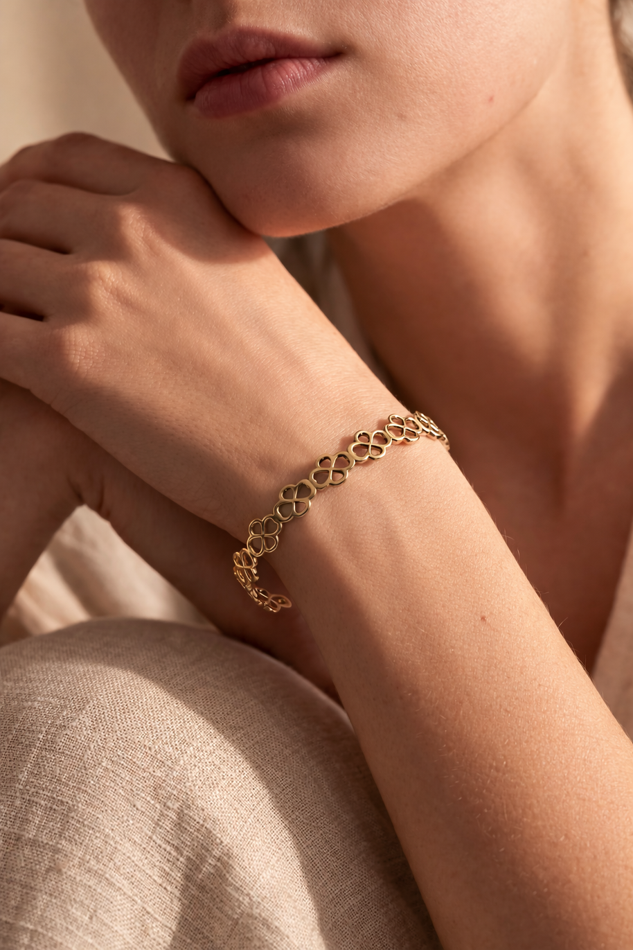 Pulsera tipo brazalete dorado de aros de flores