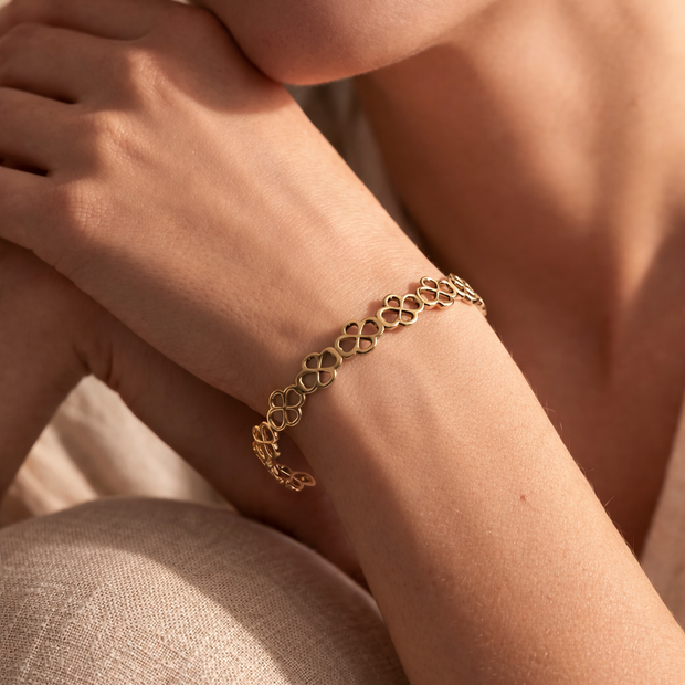 Pulsera tipo brazalete dorado de aros de flores