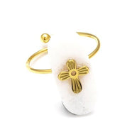 Anillo abierto dorado con detalle cruz y piedra rectangular redondeada.