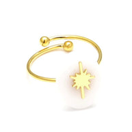 Anillo abierto dorado con detalle estrella y piedra ovalada