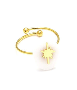 Anillo abierto dorado con detalle estrella y piedra ovalada.