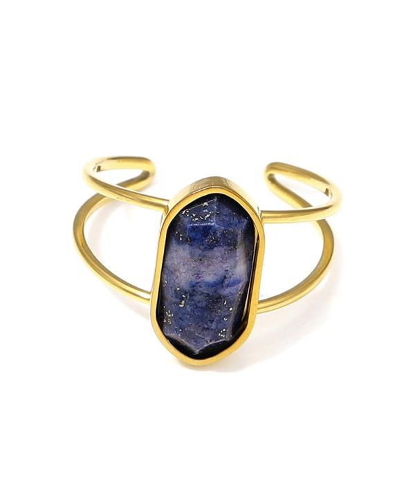 Anillo dorado ajustable con hexágono de piedra natural.