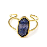 Anillo dorado ajustable con hexágono de piedra natural.