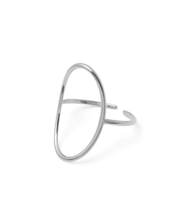 Anillo plateado con diseño ovalado minimalista.