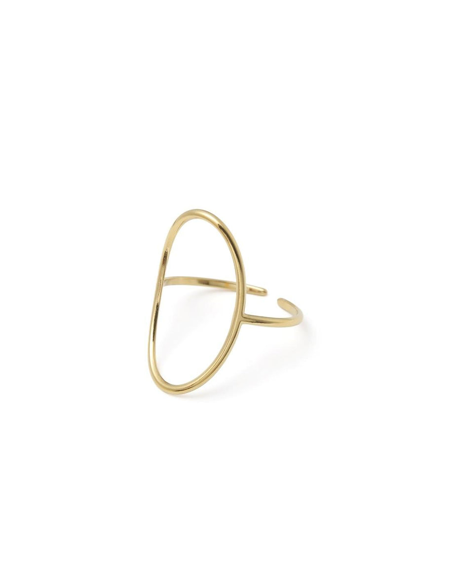 Anillo dorado con diseño ovalado minimalista.
