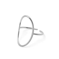 Anillo plateado con diseño ovalado minimalista.