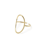 Anillo dorado con diseño ovalado minimalista.