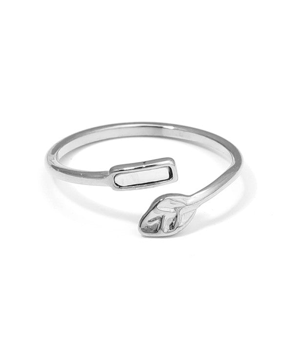 Anillo con hoja y detalle con nácar