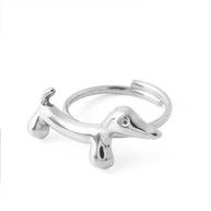 Anillo plateado abierto de perro salchicha.
