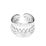 Anillo plateado de colmillo.