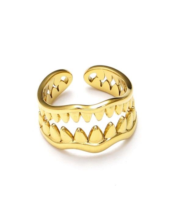Anillo dorado de colmillo.