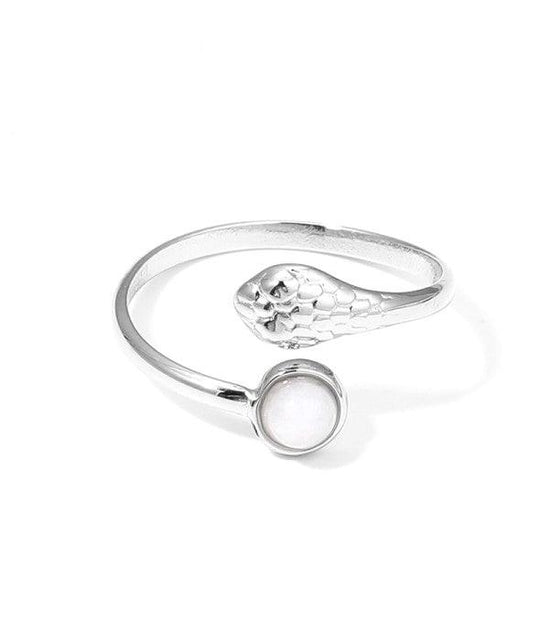 Anillo plateado con cabeza de serpiente y piedra.