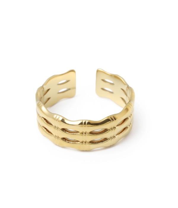 Anillo dorado ajustable con diseño de bambú.