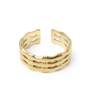 Anillo dorado ajustable con diseño de bambú.