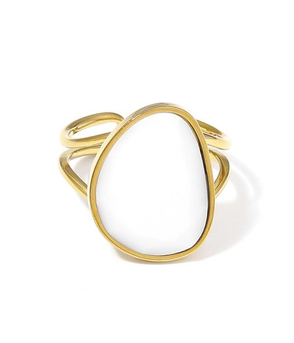 Anillo dorado con piedra en forma orgánica.