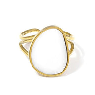 Anillo dorado con piedra en forma orgánica.