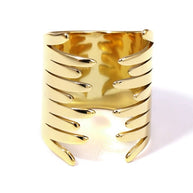 Anillo dorado con diseño en alas abrazadas