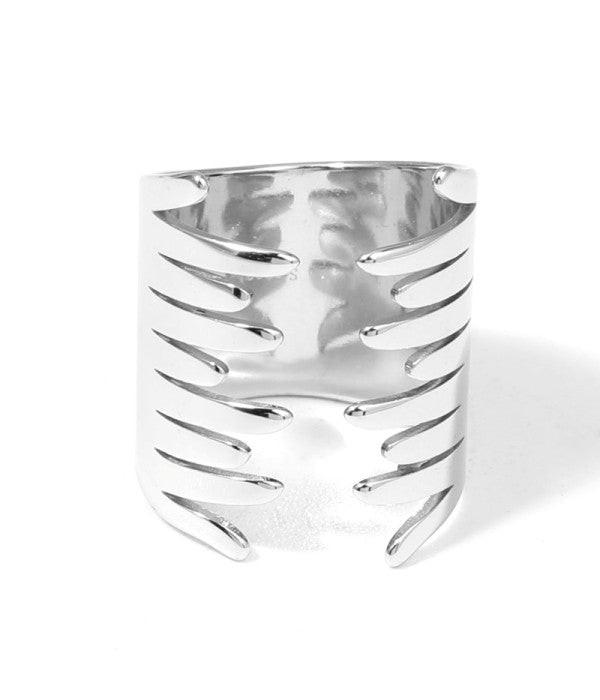Anillo plateado con diseño en alas abrazadas.
