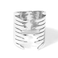 Anillo plateado con diseño en alas abrazadas.