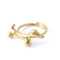 Anillo dorado de perro salchicha.