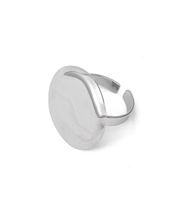 Anillo plateado con disco.
