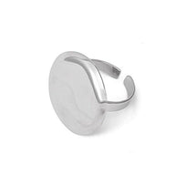 Anillo plateado con disco.