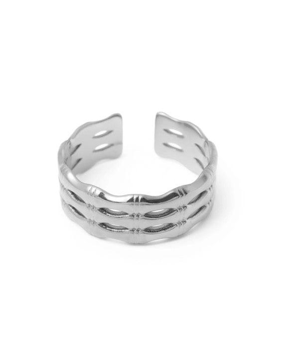 Anillo plateado con diseño de bambú.
