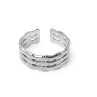 Anillo plateado con diseño de bambú.