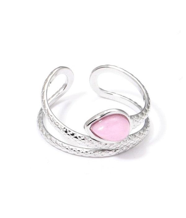 Anillo plateado con piedra rosa.