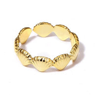 Anillo dorado de aros de vieiras.