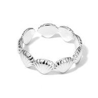 Anillo plateado de aros de vieiras.