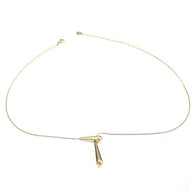 Collar dorada minimalista con colgante en forma de lágrima