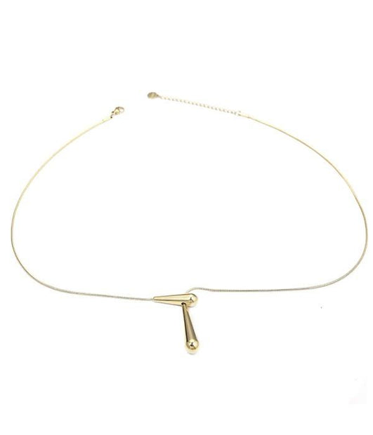 Collar dorada minimalista con colgante en forma de lágrima.