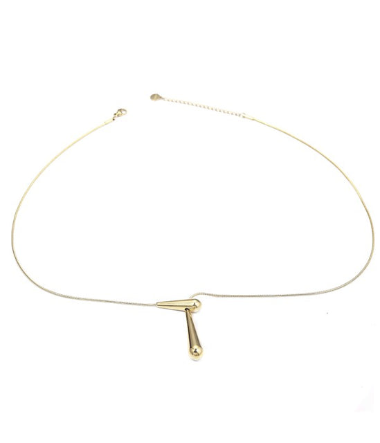 Collar dorada minimalista con colgante en forma de lágrima