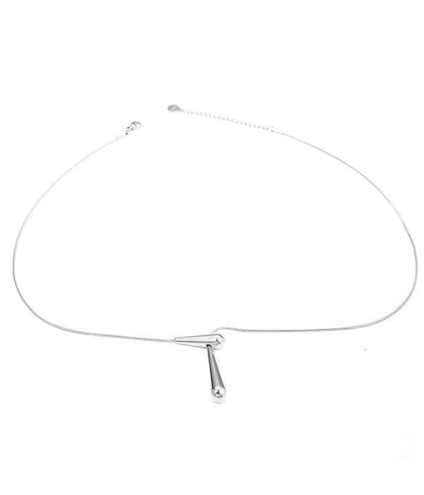 Collar plateada minimalista con colgante en forma de lágrima.