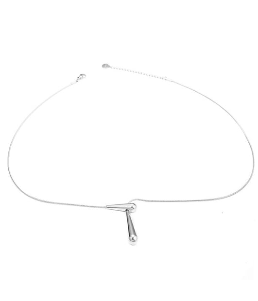 Collar plateada minimalista con colgante en forma de lágrima