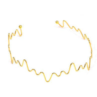 Collar rígido dorado con diseño ondulado.