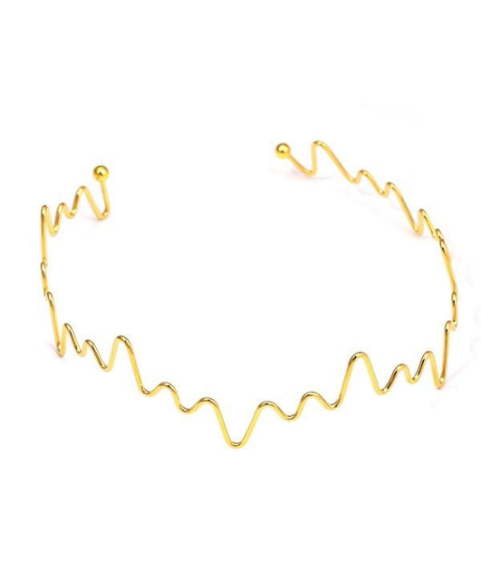 Collar rígido dorado con diseño ondulado.