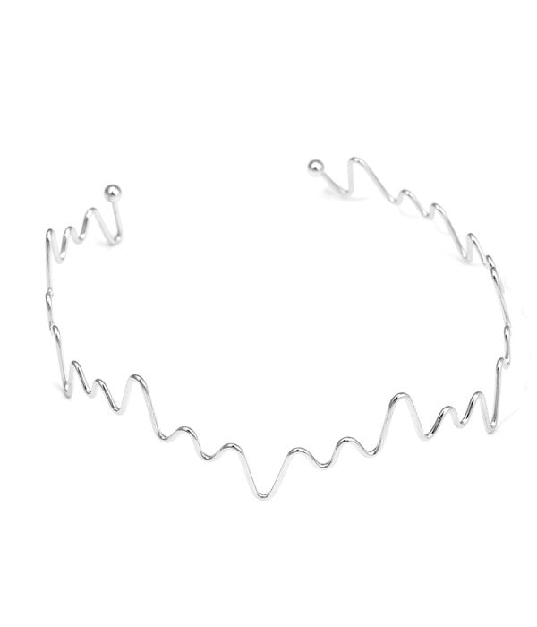 Collar rígido plateado con diseño ondulado