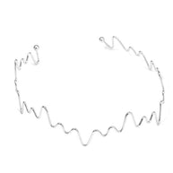 Collar rígido plateado con diseño ondulado