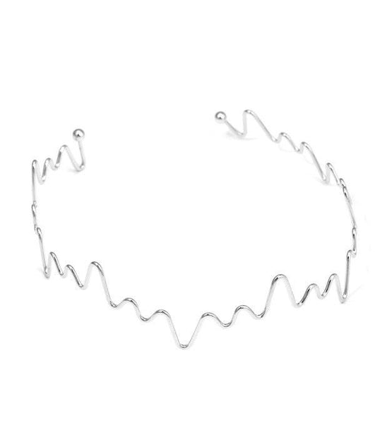 Collar rígido plateado con diseño ondulado.