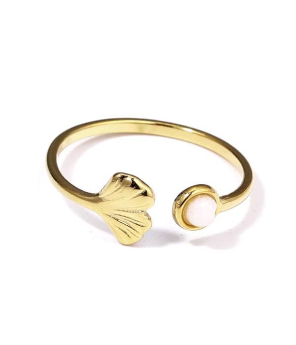 Anillo dorado con piedra.
