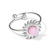 Anillo plateado con piedra sol.