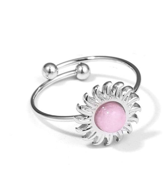 Anillo plateado con piedra sol.