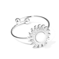 Anillo plateado con piedra sol.