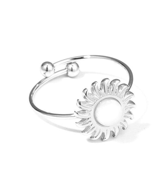 Anillo plateado con piedra sol.