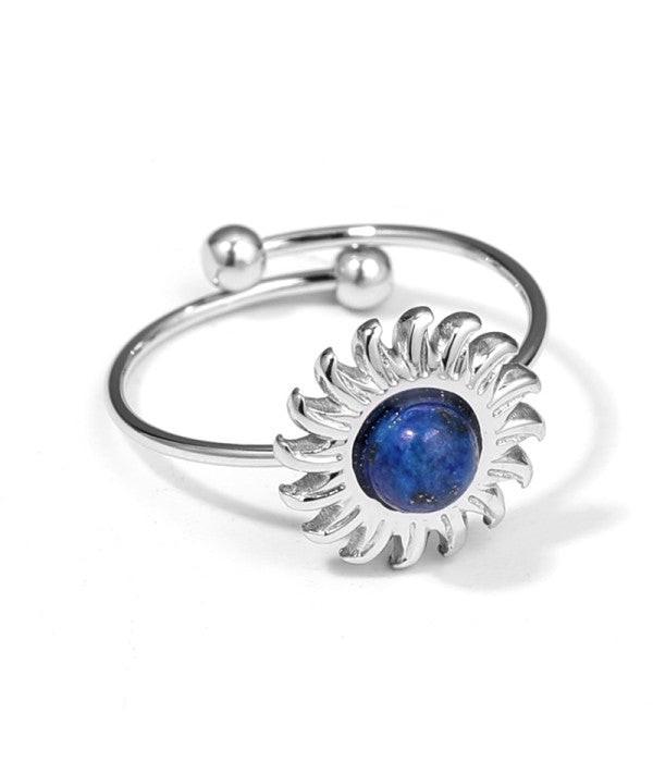 Anillo plateado con piedra sol.